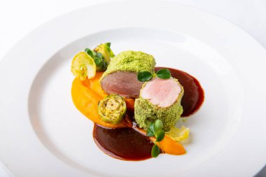 Fıstıklı domuz filetosu ve şifalı otlar.