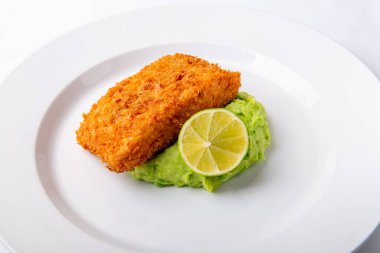 Bezelye püresiyle kızarmış somon bifteği.