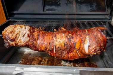 Domuz ateşte kızararak kahverengiye döndü. 