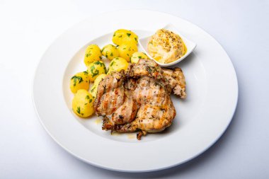 Izgara tavuk budu biftek, patates ve ev yapımı mayonez.