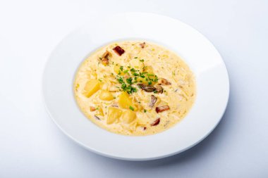 Geleneksel Eflak ekşi çorba, patates ve lahana.