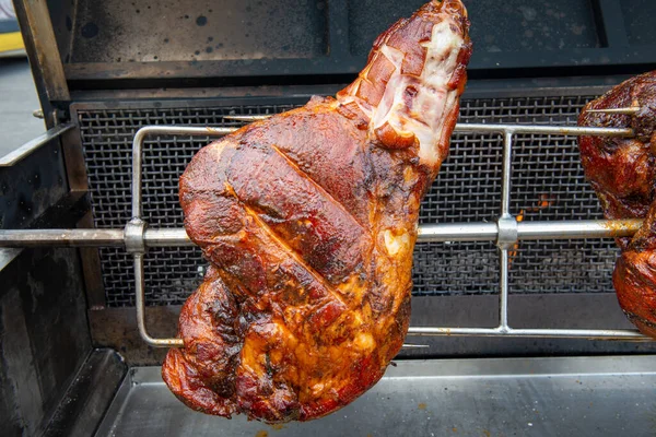 Kızarmış domuz budu ve çıtır çıtır deri.