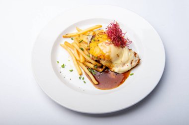 Şeftalili tavuk biftek ve patates kızartmalı peynir.