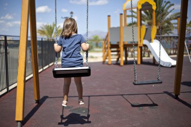 Bahçesi hızıyla oynamaya yalnız genç kız