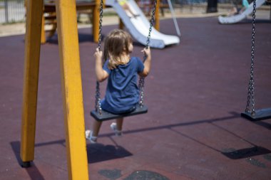 Bahçesi hızıyla oynamaya yalnız genç kız