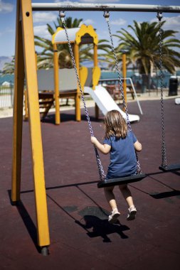 Bahçesi hızıyla oynamaya yalnız genç kız