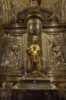 Benedictine abbey Montserrat dağlarda