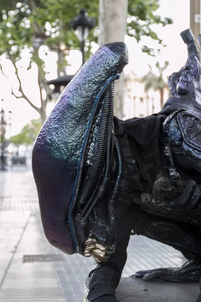 Alien costume performer on Las Ramblas — Stock Photo, Image