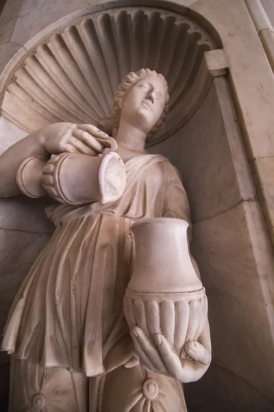 Statue située dans l'abbaye bénédictine — Photo