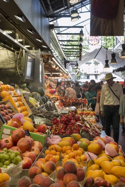 Barcelona'da ünlü La Boqueria pazarı — Stok fotoğraf