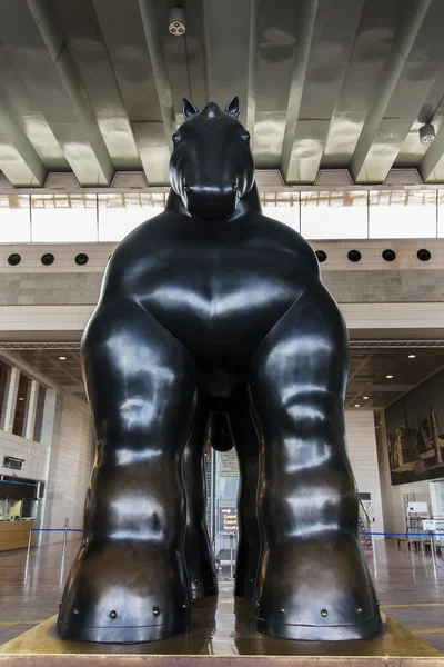 Grande statue de cheval noir à l'aéroport — Photo