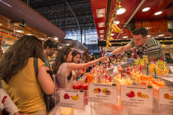 Barcelona'da ünlü La Boqueria pazarı — Stok fotoğraf