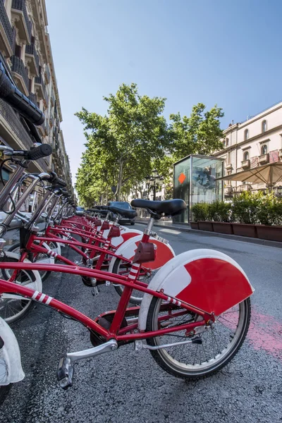 Reihe von Stadt geparkte Fahrräder zu vermieten — Stockfoto