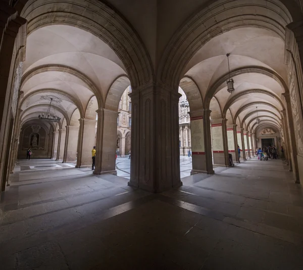 Abbaye bénédictine dans les montagnes de Montserrat — Photo