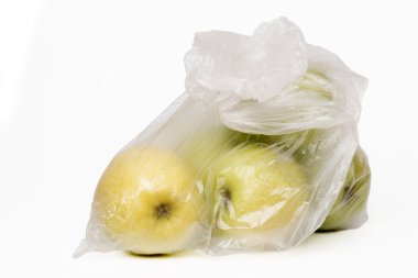 Bir plastik torba içinde sarı elmalar görünümünü.