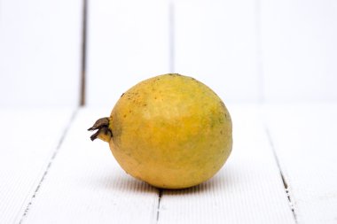 Beyaz bir arka plan üzerinde taze guava meyve.