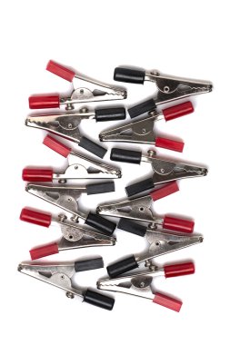 Beyaz bir arka plan üzerinde timsah makas