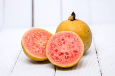 Beyaz bir arka plan üzerinde taze guava meyve.