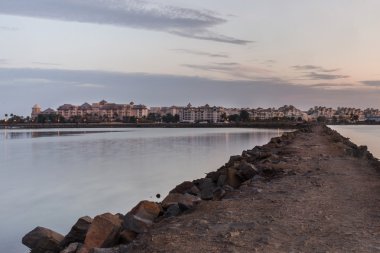 Isla del ahlaki ufukta