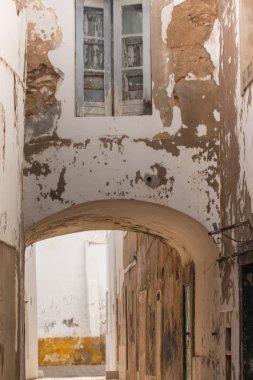 eski çürüyen bina bir kemer ile