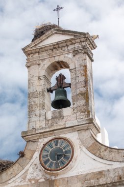 ünlü çan kulesi ana girişinde eski kasaba Faro