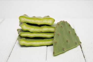 Dilimlenmiş opuntia ficus-indica kaktüs bırakır