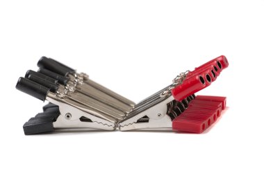 Beyaz bir arka plan üzerinde timsah makas