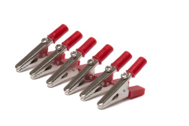 Beyaz bir arka plan üzerinde timsah makas