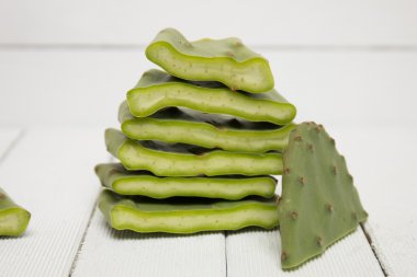 Dilimlenmiş opuntia ficus-indica kaktüs bırakır