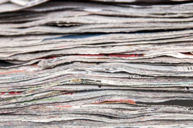 dilim (kesme) kullanılan Gazeteler yığını
