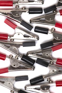 Beyaz bir arka plan üzerinde timsah makas