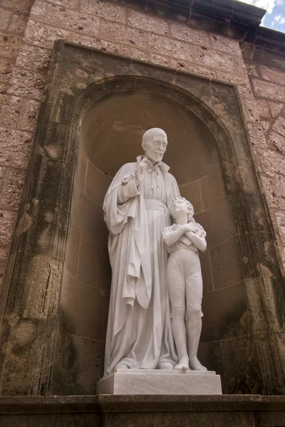 Statue située dans l'abbaye bénédictine — Photo