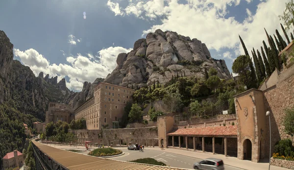 Abbaye bénédictine dans les montagnes de Montserrat — Photo