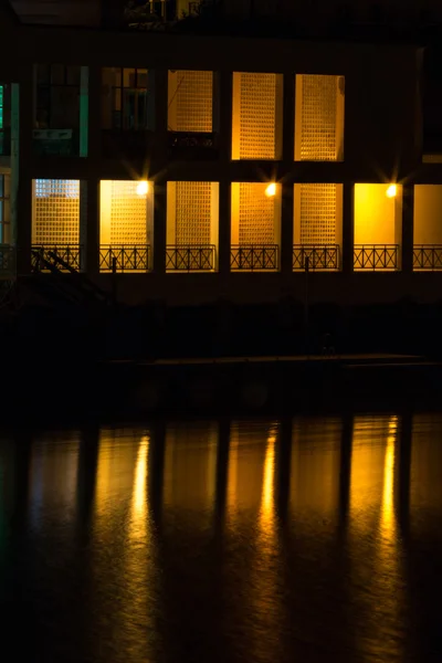 Reflejos del río Tavira por la noche —  Fotos de Stock