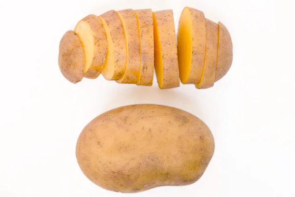Нарезанный картофель и целые изолированные на белом фоне . — стоковое фото