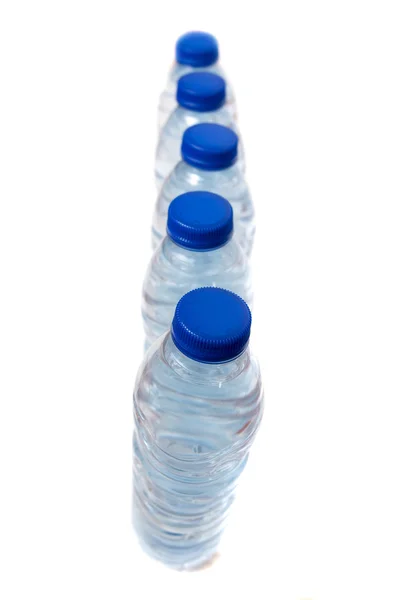 Fila di bottiglie d'acqua di plastica — Foto Stock