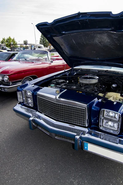 Retro american car with open hood — Stock Photo, Image