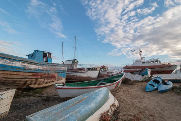 Molte barche da pesca tradizionali ancorate — Foto Stock