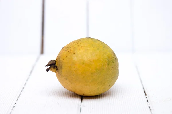 Beyaz bir arka plan üzerinde taze guava meyve. — Stok fotoğraf