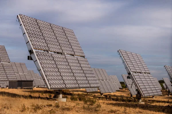 Campo de paneles solares que recogen energía —  Fotos de Stock