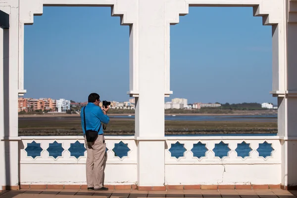 Mand tager et fotografi i Isla del Moral - Stock-foto