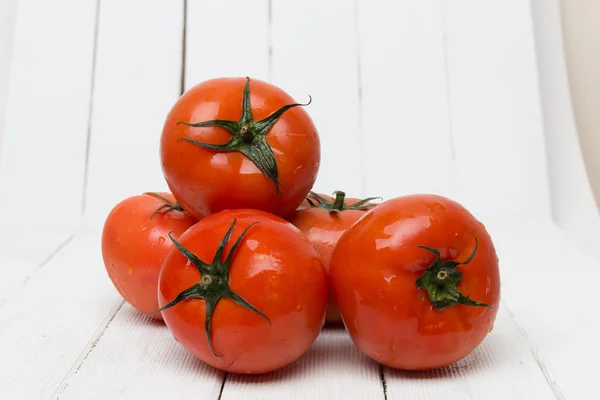Κόκκινες ντομάτες απομονωμένες σε λευκό — Φωτογραφία Αρχείου