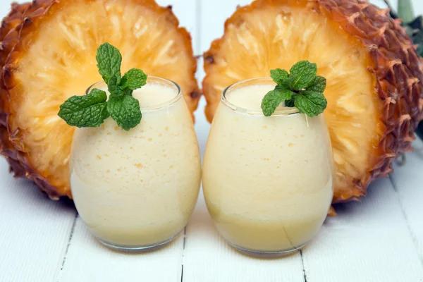 Свежий ананасовый сок — стоковое фото