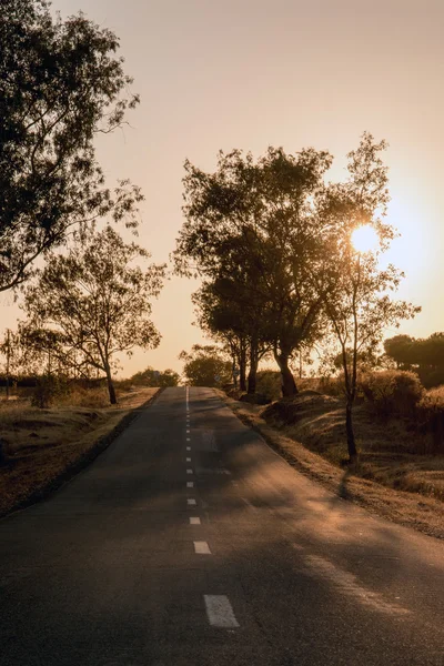 Long asphalt road on the beautiful countryside — Stock Photo, Image