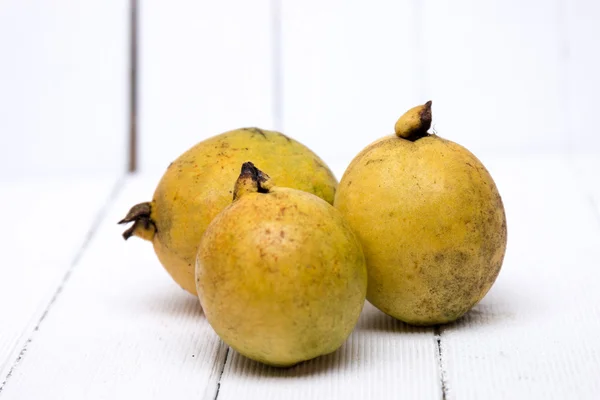 Čerstvý guava ovoce na bílém pozadí. — Stock fotografie