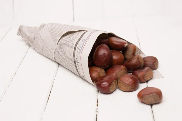 Castagne dolci avvolte nel giornale — Foto Stock