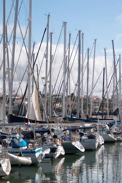 Lyxiga båtar förankrade i hamnen — Stockfoto