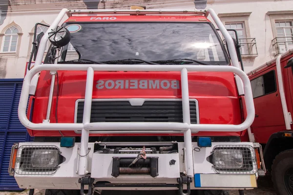 Пожарная машина припаркована в городе Фару — стоковое фото