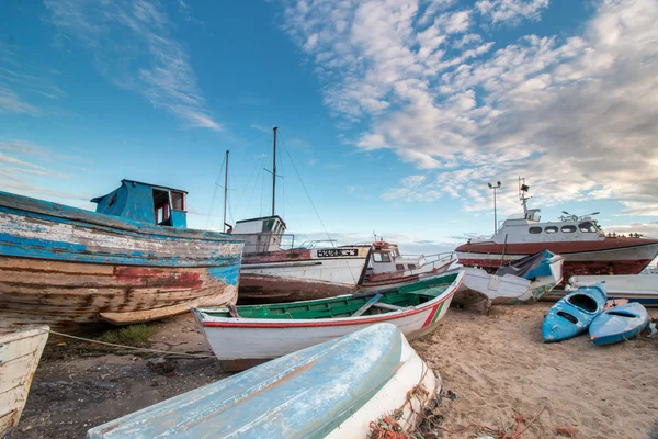 停泊している多くの伝統的な漁船 — ストック写真