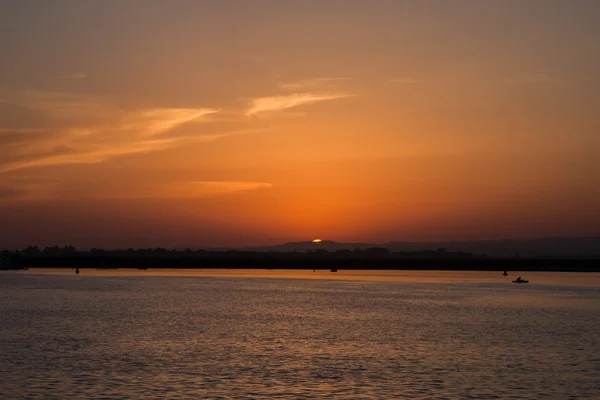 El sol desaparece en el horizonte — Foto de Stock